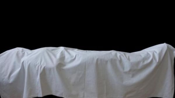 امرأة تعود من الموت خلال جنازتها