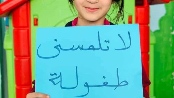 أم تستغل أبناءها عن طريق ظهورهم في مقاطع الفيديو