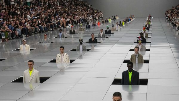 عارضي أزياء ديور يخرجون من الأرض في مجموعة صيف 2024، والحضور منزعجون من الحرارة العالية