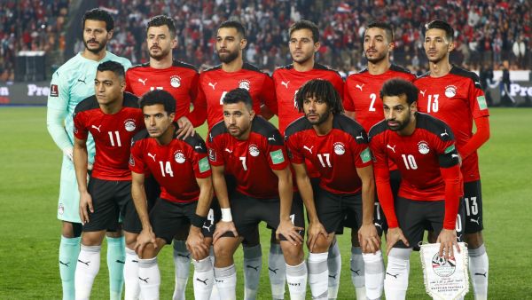 Egypt's players pose for a group photo before the start of the 2022 Qatar World Cup African Qualifiers football match between Egypt and Senegal at Cairo International Stadium in the Egyptian capital on March 25, 2022. (Photo by Khaled DESOUKI / AFP)