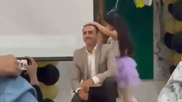 الأب قام بتصرف عفوي غير متوقع تجاه ابنته على خشبة المسرح