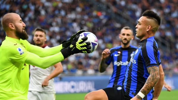 Tornino's Serbian goalkeeper Vanja Milinkovic-Savic (L) fights for the ball with Inter Milan's Argentinian forward Lautaro Martinez (R) during the Italian Serie A football match between Inter Milan and Torino at the San Siro stadium in Milan, on September 10, 2022. (Photo by Isabella BONOTTO / AFP)