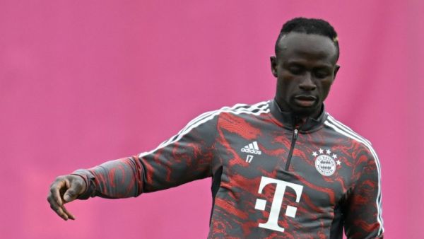 Bayern Munich's Senegalese striker Sadio Mane controls the ball during a training session on the eve of the UEFA Champions League quarter-final, second leg football match between Bayern Munich and Manchester City in Munich, southern Germany on April 18, 2023. (Photo by Christof STACHE / AFP)