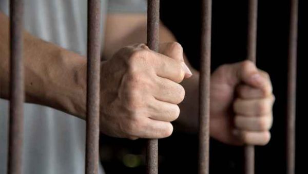 كتظاظ السجون بأعداد النزلاء، ووجود أكثر من 200 ألف مطلوب للتنفيذ القضائي.