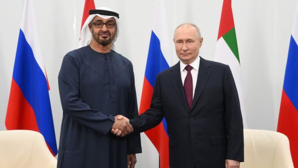  الرئيس الروسي فلاديمير بوتين ونظيره الإماراتي الشيخ محمد بن زايد (أ ف ب)