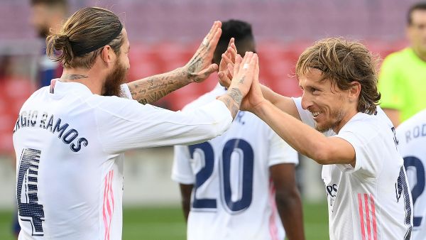 Real Madrid's Croatian midfielder Luka Modric (R) celebrates with Real Madrid's Spanish defender Sergio Ramos after scoring a goal during the Spanish League football match between Barcelona and Real Madrid at the Camp Nou stadium in Barcelona on October 24, 2020. / AFP / LLUIS GENE