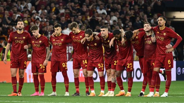 Roma's players look on during the the penalty shootout of the UEFA Europa League final football match between Sevilla FC and AS Roma at the Puskas Arena in Budapest, Hungary on May 31, 2023. (Photo by Attila KISBENEDEK / AFP)