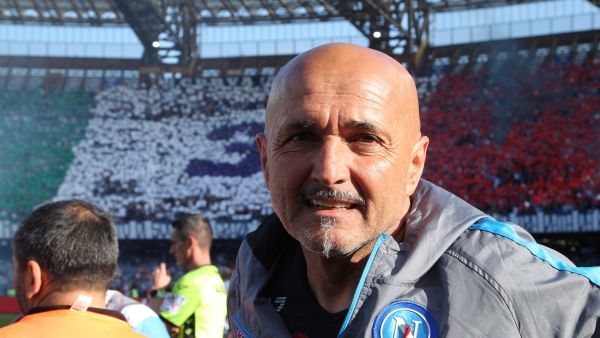 Napoli's Italian coach Luciano Spalletti looks on prior to the Italian Serie A football match between SSC Napoli and Fiorentina on May 7, 2023 at the Diego-Maradona stadium in Naples. Napoli makes their first appearance in front of their home fans on May 7 since becoming Italian champions for the first time since 1990 when they host Fiorentina. (Photo by Carlo Hermann / AFP)