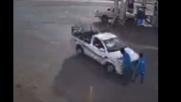 الاعتداء الذي رصدته كاميرات المراقبة داخل محطة الوقود