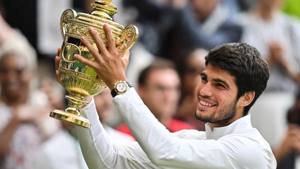 آلكاراز يحتفل بلقبه الأول في ويمبلدون (Photo by Glyn KIRK / AFP) 