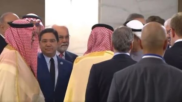 اشاد المعلقون على التمسك بالعادات والتقاليد العربية الخليجية في اي مكان وزمان