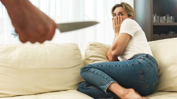  القاتل ارتكب جريمته وسلم نفسه حيث يخضع للتحقيق لمعرفة دوافع فعلته.