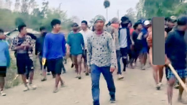 فيديو مروع يوثق اقتياد حشد لامراتين عاريتين قبل اغتصابهما جماعيا في الهند