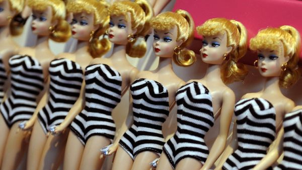 نبذة تاريخية عن دمية باربي الأيقونية تزامنا مع انطلاق الفيلم حول العالم