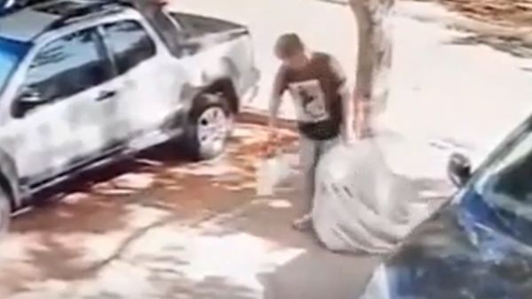 بيدوفيلي يخطف طفلة بمساعدة عشيقته ويجرها لشقته داخل حقيبة
