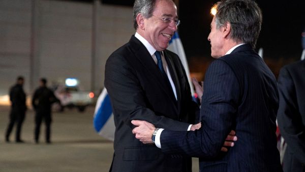 US Ambassador to Israel Thomas Nides welcomes Secretary of State Antony Blinken on arrival to Ben Gurion airport in Lod near the Israeli city of Tel Aviv. (Photo by Jacquelyn Martin / POOL / AFP) Thomas Nides