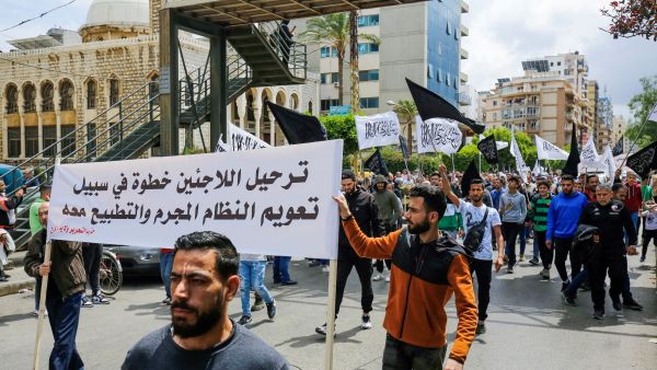 رحلت السلطات اللبنانية قسرا عشرات اللاجئين السوريين الى بلادهم الامر الذي اثار انتقاد المنظمات الدولية 