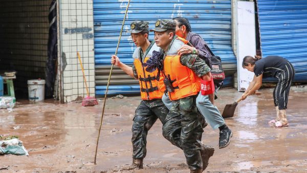 الصين: 15 قتيلا جراء أمطار غزيرة (فيديو)