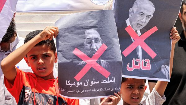 استكار لحرق القران الكريم أمام مسجد في ستوكهولم