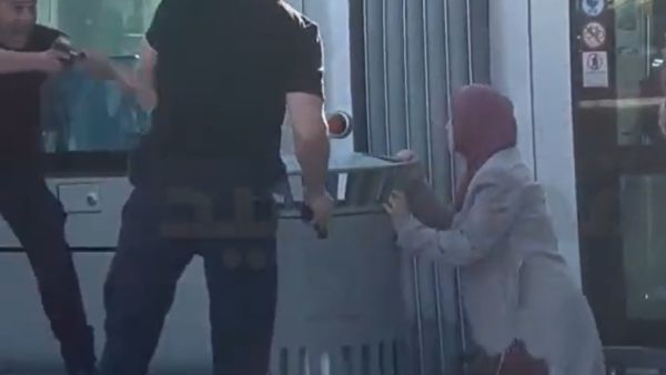 لحظة اعتقال جنود اسرائيليين امراة مقدسية بعد اصابتها بالرصاص