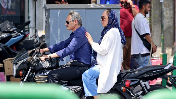 ملصق لممثلة بلا حجاب يتسبب بحظر مهرجان سينمائي في إيران