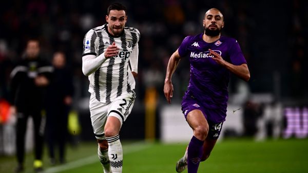 Juventus' Italian defender Mattia De Sciglio (L) and Fiorentina's Moroccan midfielder Sofyan Amrabat go for the ball during the Italian Serie A football match between Juventus and Fiorentina on February 12, 2023 at the Juventus stadium in Turin. (Photo by Marco BERTORELLO / AFP)