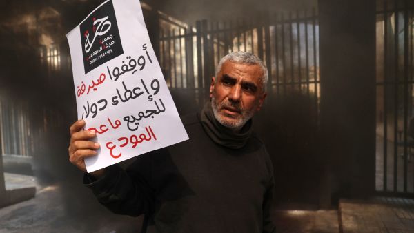 يعاني اللبنانيون منذ عام 2019 أزمة اقتصادية كبيرة، أدت إلى انهيار قياسي بقيمة الليرة