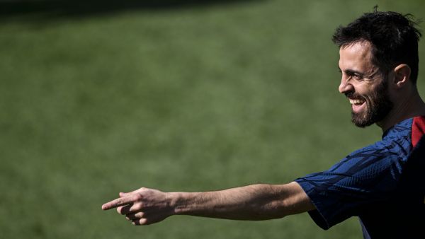 Portugal’s midfielder Bernardo Silva gestures as he attends a training session at Cidade do Futebol in Oeiras, outskirts of Lisbon on June 13, 2023 ahead of their UEFA Euro 2024 Group J qualifiers match against Bosnia and Herzegovina. Portugal will play against Bosnia-Herzegovina on June 17, 2023 and against Iceland on June 20, 2023 in their UEFA Euro 2024 group J qualification matches. (Photo by Patricia DE MELO MOREIRA / AFP)