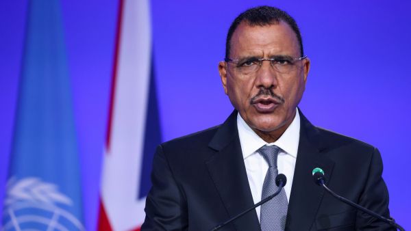 رئيس النيجر محمد بازوم 