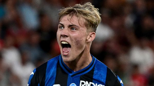 Atalanta's Danish forward Rasmus Hojlund celebrates after scoring a goal as Monza's Italian defender Luca Caldirola reacts during the Italian Serie A football match between Monza and Atalanta at the U-Power stadium in Monza on September 5, 2022. (Photo by MIGUEL MEDINA / AFP)