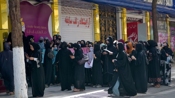 طالبان تفرق بالقوة تظاهرة نسائية في كابول ضد اغلاق صالونات التجميل