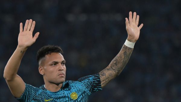 Inter Milan's Argentinian forward #10 Lautaro Martinez warms up ahead of the UEFA Champions League final football match between Inter Milan and Manchester City at the Ataturk Olympic Stadium in Istanbul, on June 10, 2023. (Photo by OZAN KOSE / AFP)