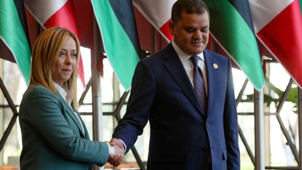 رئيس حكومة الوحدة الليبية عبدالحميد الدبيبة مصافحا نظيرته الايطالية جورجيا ميلوني خلال زيارته الى روما الشهر الماضي.