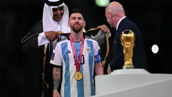 لحظة تتويج ميسي بكأس العالم في قطر
