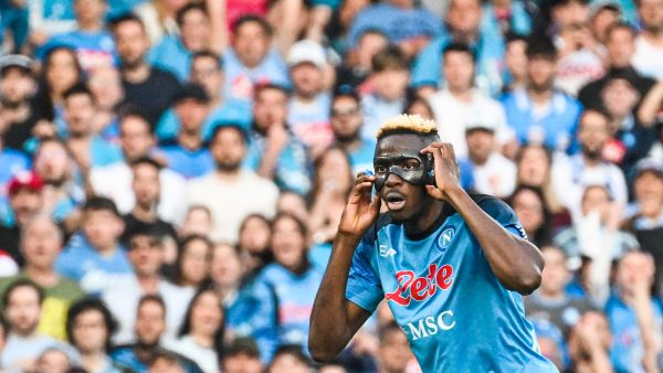 Napoli's Nigerian forward Victor Osimhen adjusts his protective face mask during the Italian Serie A football match between SSC Napoli and Fiorentina on May 7, 2023 at the Diego-Maradona stadium in Naples. Napoli makes their first appearance in front of their home fans on May 7 since becoming Italian champions for the first time since 1990 when they host Fiorentina. (Photo by Tiziana FABI / AFP)