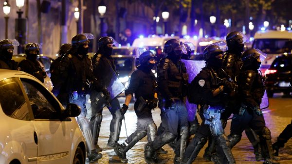 تشهد فرنسا احتجاجات وأعمال عنف بعد مقتل شاب يبلغ من العمر 17 عامًا