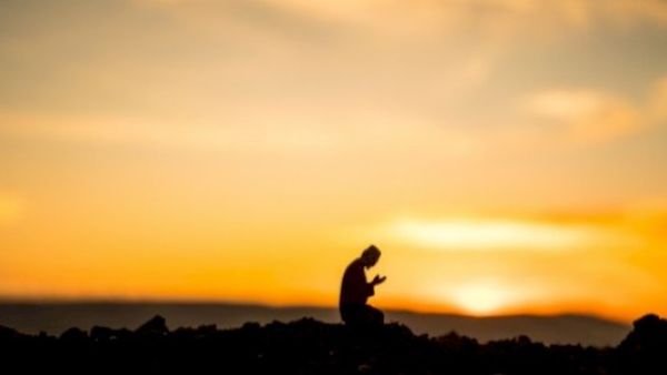 إلتزام الشريعة الإسلامية بربط مواقيت الصلاة بحركة الشمس 