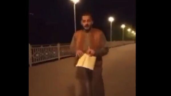 فيديو صادم يظهر مواطنًا مصريًا يقوم بتدنيس القرآن الكريم علانية