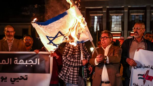 متظاهرون في الرباط يحرقون العلم الاسرائيلي تضامنا مع الفلسطينيين