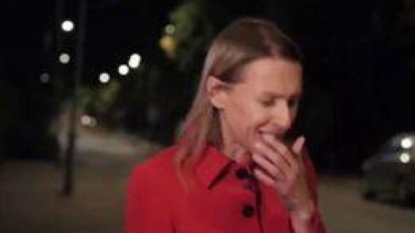 تصرفت ديبورا بروح دعابة في التعامل مع الحادث