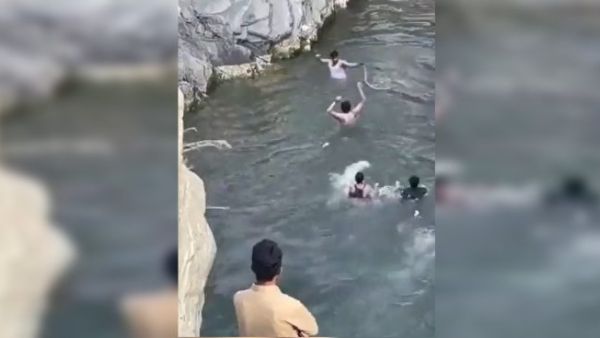 الشاب يتعامل مع الثعبان في بحيرة الشلال