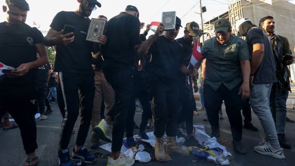 عراقيون غاضبون يحرقون علم السويد (أ ف ب)