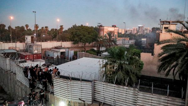 حرق مبنى السفارة السويدية في بغداد (أ ف ب)