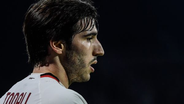 AC Milan's Italian midfielder Sandro Tonali reacts during the Italian Serie A football match between Cremonese and AC Milan on November 8, 2022 at the Giovanni-Zini stadium in Cremona. (Photo by Filippo MONTEFORTE / AFP)