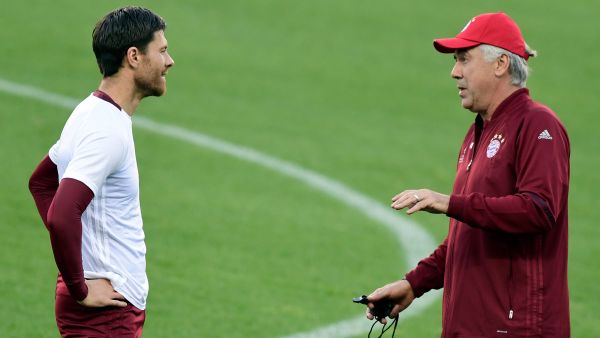 Bayern Munich's Italian head coach Carlo Ancelotti (R) talks to Bayern Munich's Spanish midfielder Xabi Alonso during a training session at the Vicente Calderon stadium in Madrid on September 27, 2016 on the eve of their UEFA Champions league match against Atletico de Madrid. (Photo by JAVIER SORIANO / AFP)
