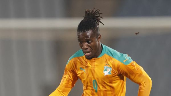 Ivory Coast’s Wilfried Zaha controls the ball during the 2023 Africa Cup of Nations Group H qualifying match against Lesotho played in Soweto, South Africa on June 9, 2022. (Photo by Phill Magakoe / AFP)