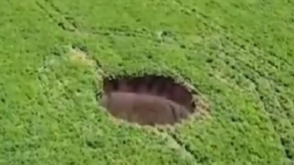 حفرة غامضة تجدد المخاوف من زلزال مدمر جديد في تركيا