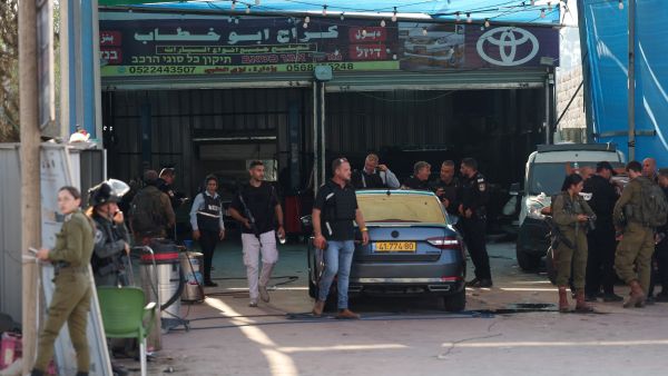 فيديو يوثق لحظة مقتل مستوطنَين بعملية اطلاق نار في حوارة