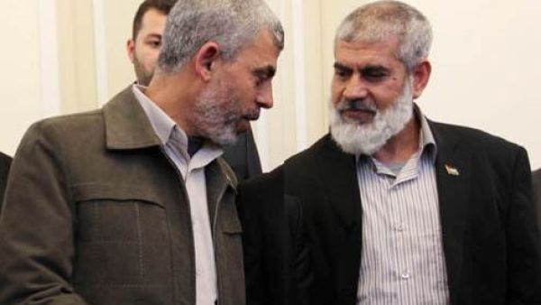 روحي مشتهى -يمين- يعد من ابرز حلفاء ورجال السنوار