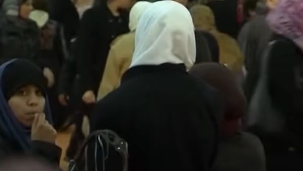 حظر العباءة الإسلامية في مدارس فرنسا 
